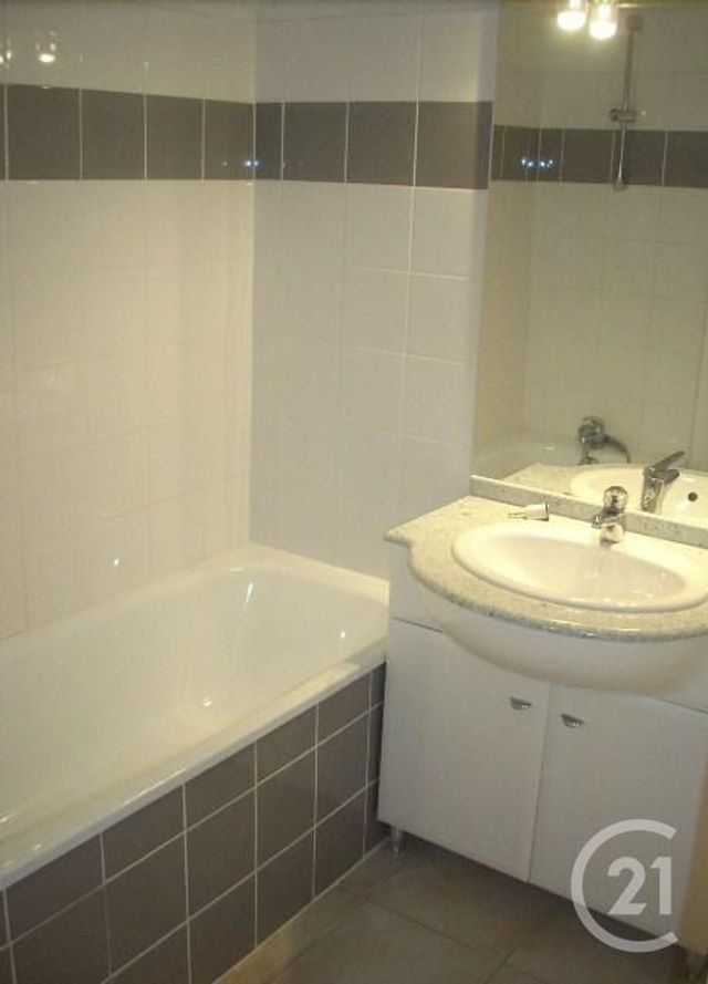 Appartement à louer - 3 pièces - 52.78 m2 - LONS LE SAUNIER - 39 - FRANCHE-COMTE - Century 21 Avenir Immobilier